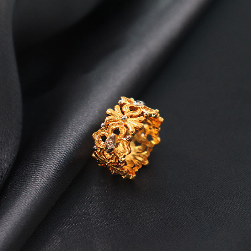 Vintage Palace Clover Ring Textured Gold Hollow Design