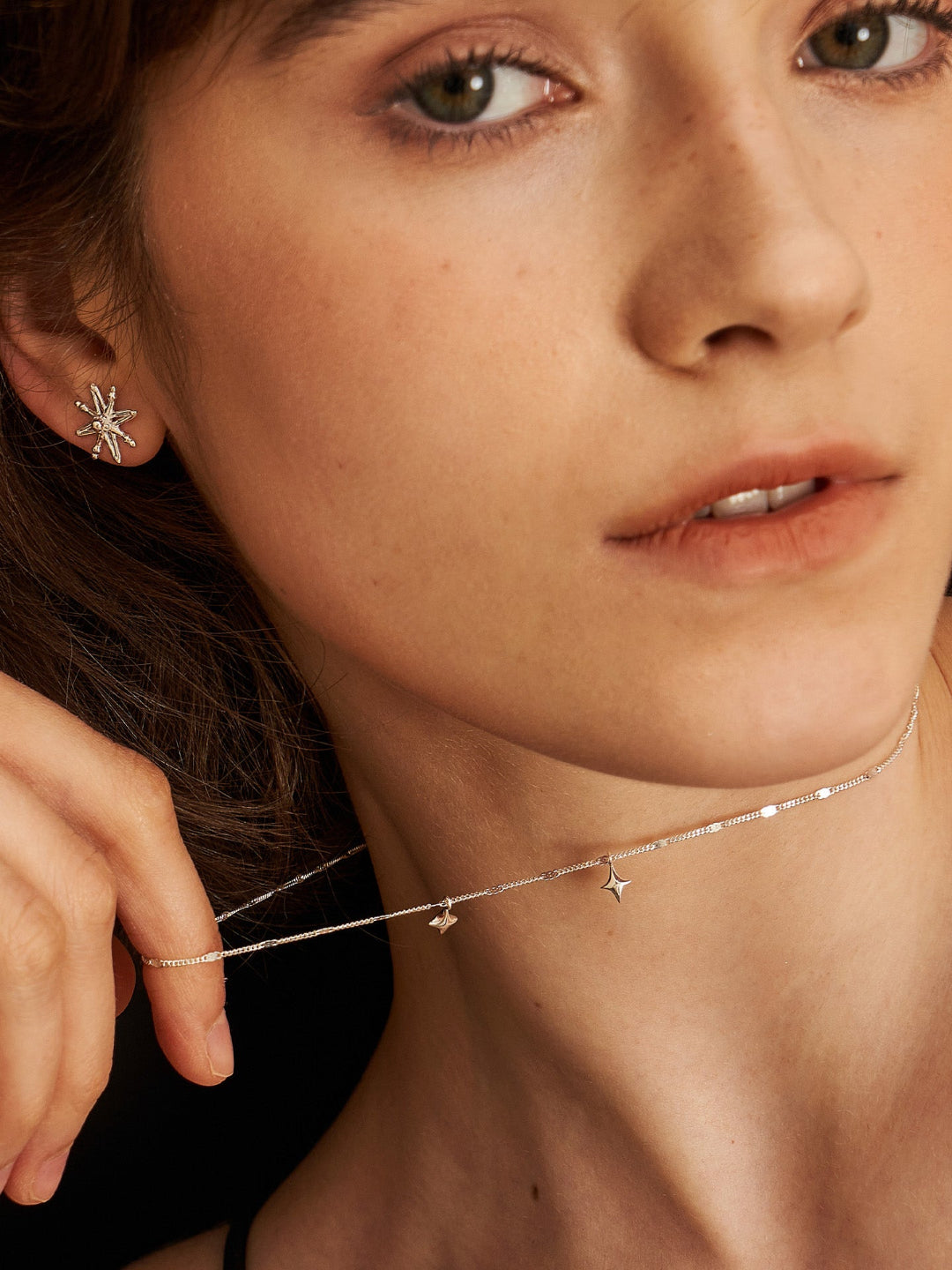 Twin Stars Necklace - A Glittering Celestial Choker with Fine Shimmer