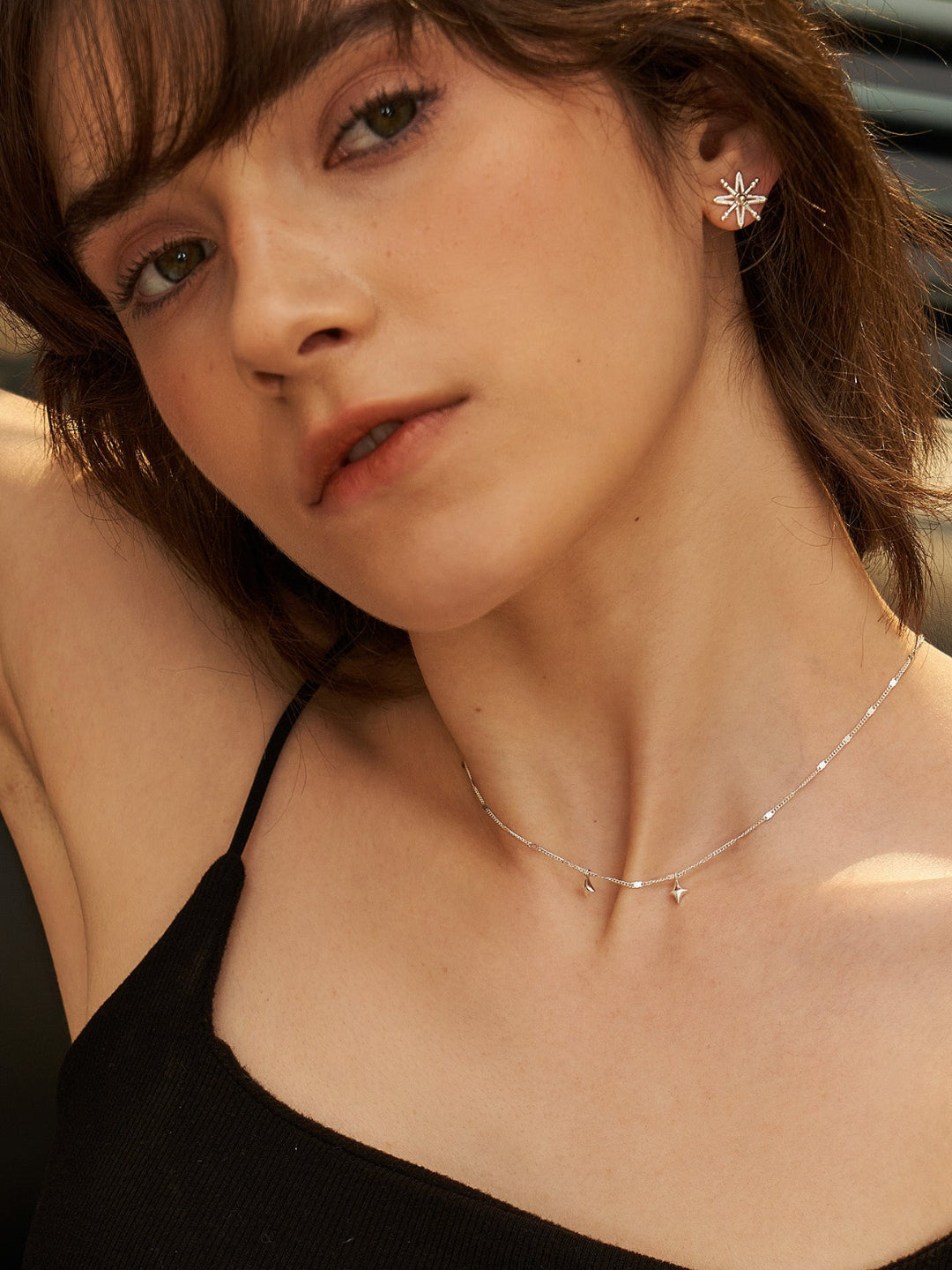Twin Stars Necklace - A Glittering Celestial Choker with Fine Shimmer