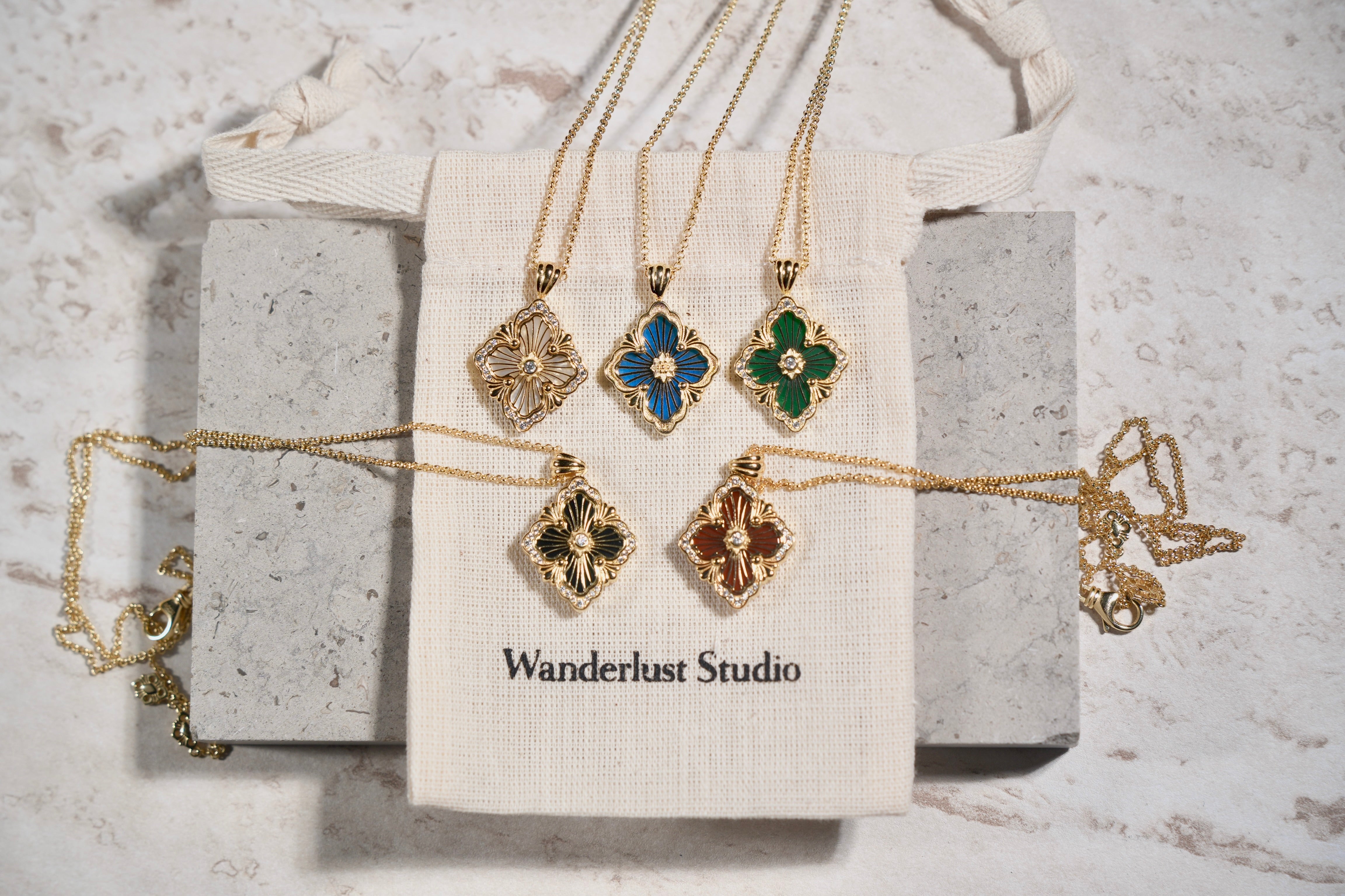 ワンダーラストスタジオ 職人によるヴィンテージクローバーレースペンダントネックレス - スターリングシルバー、18Kゴールドメッキ、大きなモチーフ