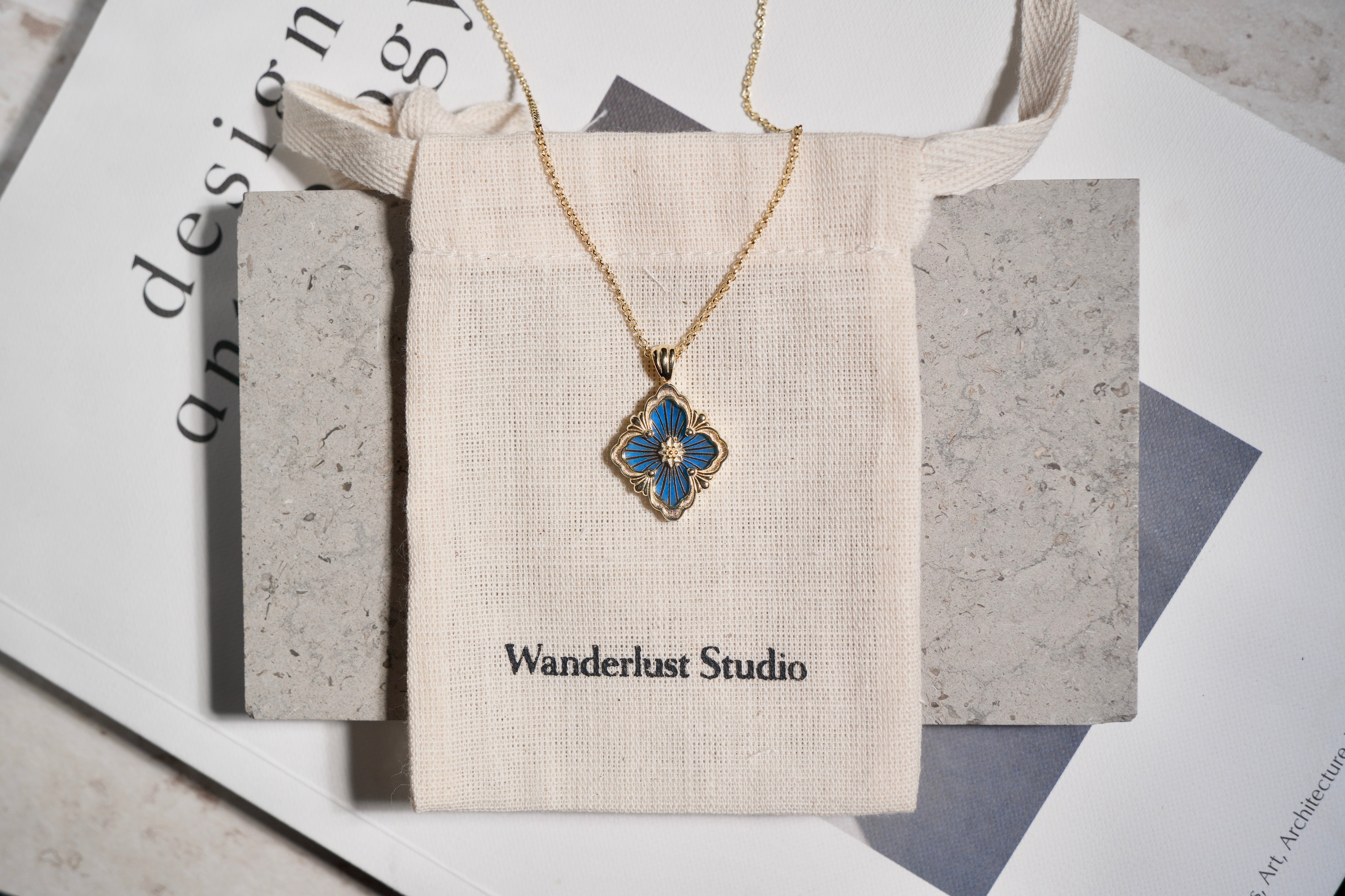 ワンダーラストスタジオ 職人によるヴィンテージクローバーレースペンダントネックレス - スターリングシルバー、18Kゴールドメッキ、大きなモチーフ