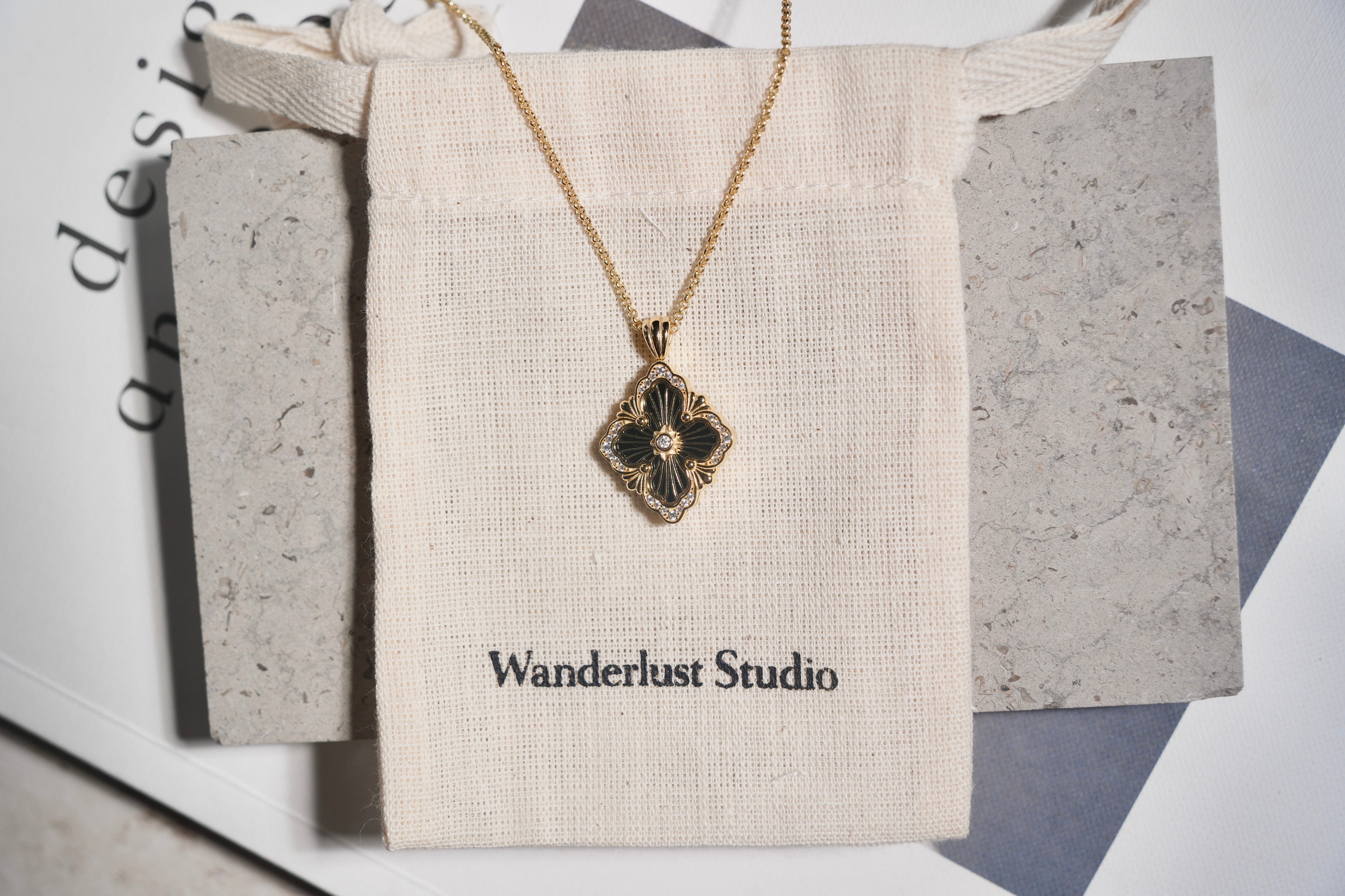 ワンダーラストスタジオ 職人によるヴィンテージクローバーレースペンダントネックレス - スターリングシルバー、18Kゴールドメッキ、大きなモチーフ