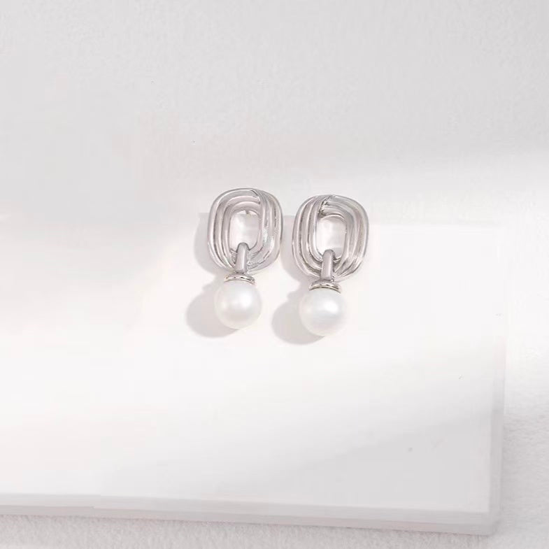 Sterling Silver Pearl Necklace with Twisted Möbius Oval Design