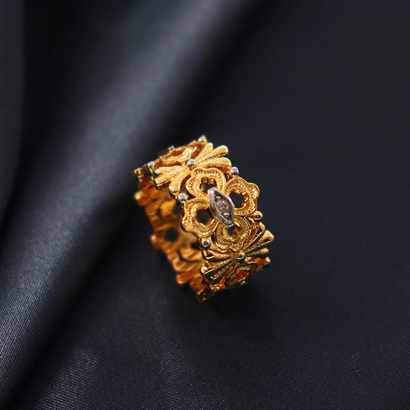 Vintage Palace Clover Ring Textured Gold Hollow Design