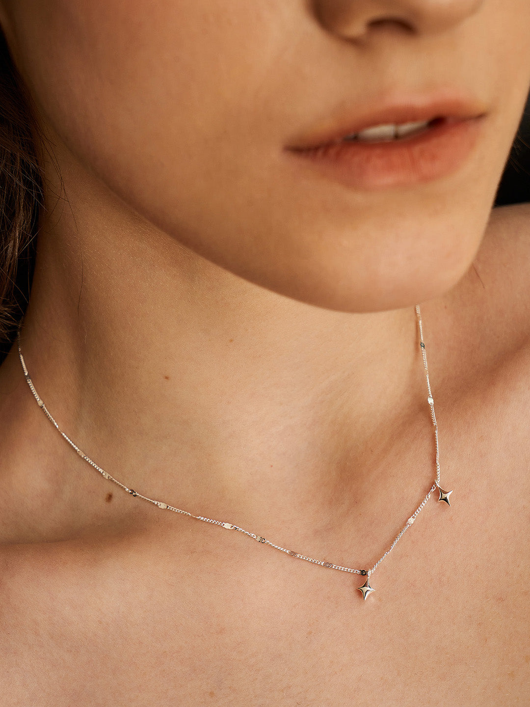 Twin Stars Necklace - A Glittering Celestial Choker with Fine Shimmer