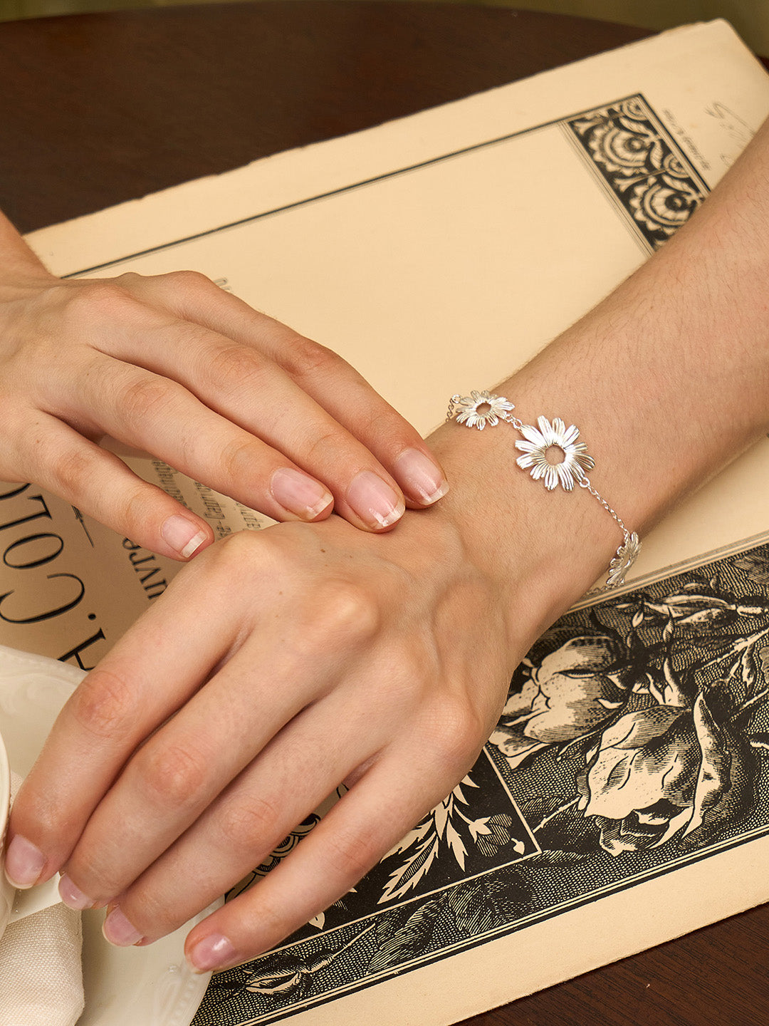 Embroidered Daisy Bracelet - A Delicate Chain with Crystal Accents