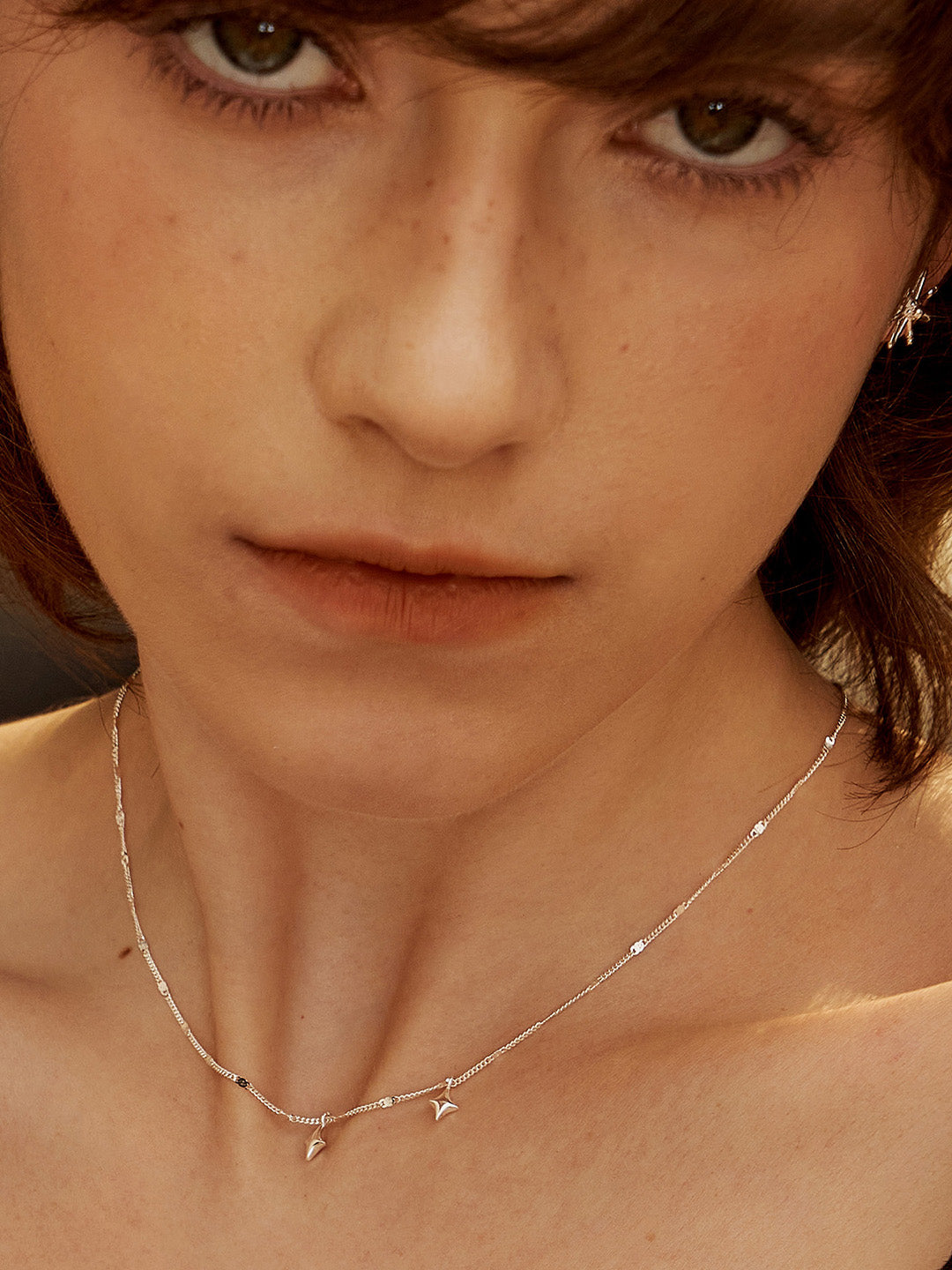 Twin Stars Necklace - A Glittering Celestial Choker with Fine Shimmer