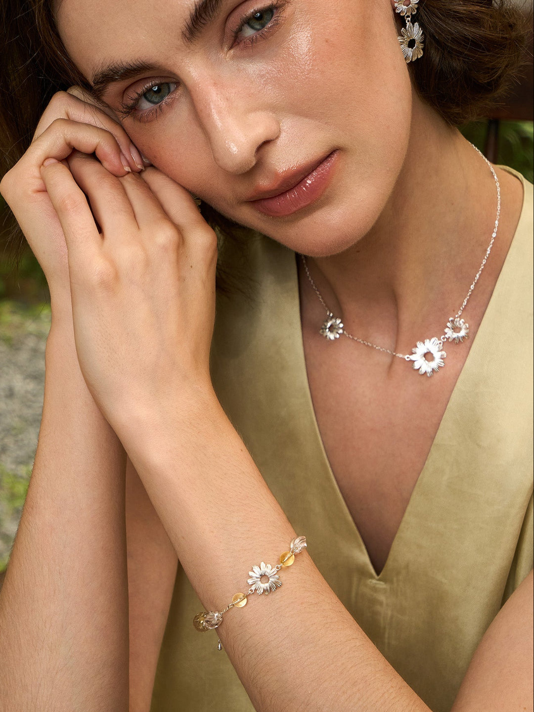Embroidered Daisy Bracelet - A Delicate Chain with Crystal Accents